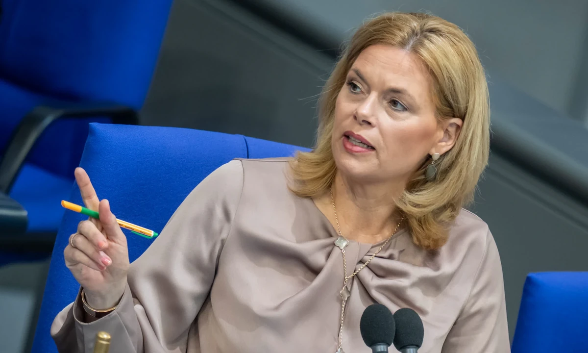 Julia Klöckner droht Störer im Bundestag: „Sonst schmeiß ich Sie hier raus!“